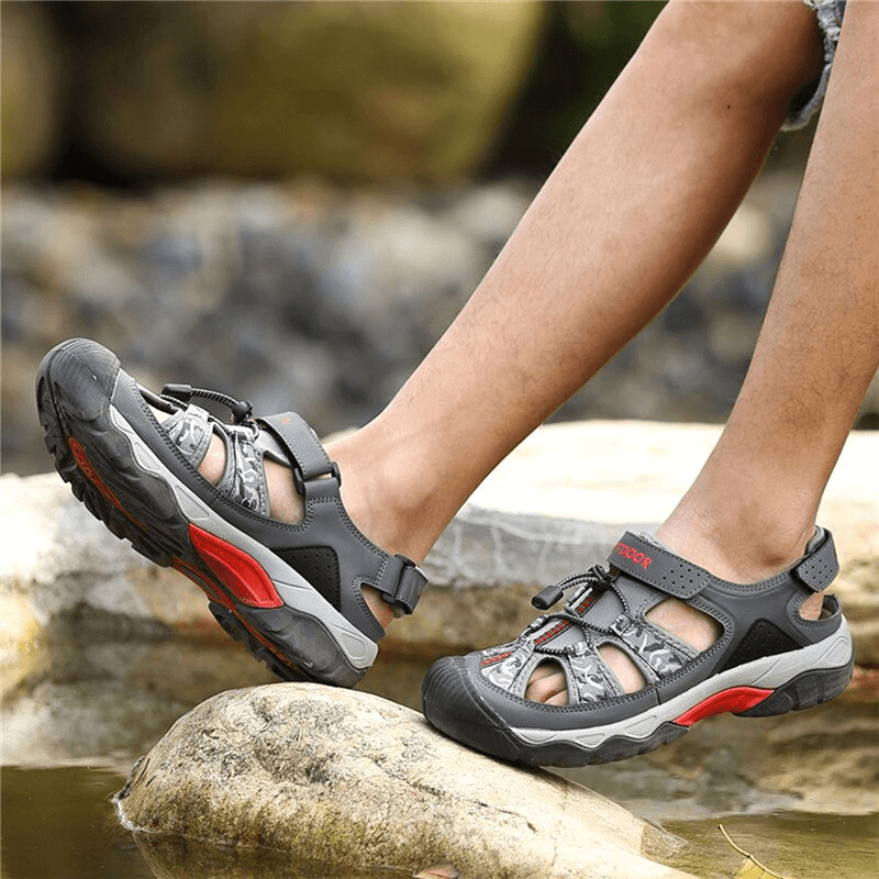 Stylish men's non-slip open heel sandals with a sporty design, perfect for comfort and stability, featuring a camouflage pattern and flat heel.